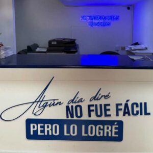 recepción de la academia, con el mostrado y debajo el lema de la academia.