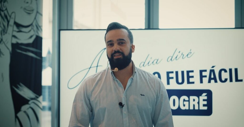Presentación e invitación al evento de Arturo